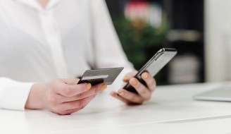 Osoba dokonuje płatności za zakup